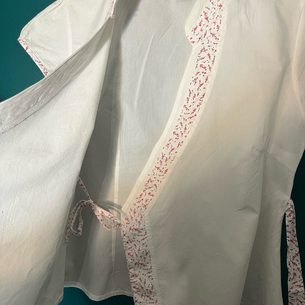 Chic White Wrap Blouse with Pink Floral Trim - Picture 4 of 5